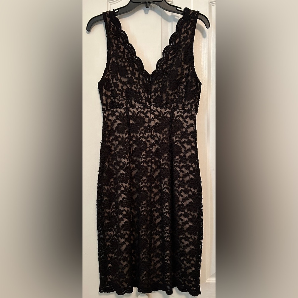Roz & Ali: Black lace sleeveless, V-neck dress with lining underneath.size 10